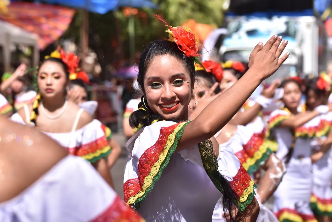 Alegría y color llenan el Corso de Corsos en el cierre del Carnaval en Cochabamba