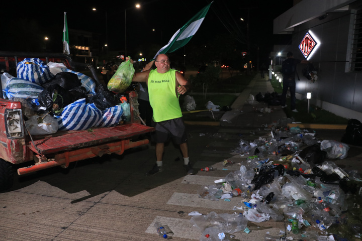 Arrojan basura a instalaciones de YPFB en Santa Cruz en protesta por la falta de combustible