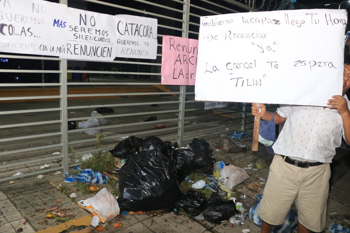 Arrojan basura a instalaciones de YPFB en Santa Cruz en protesta por la falta de combustible
