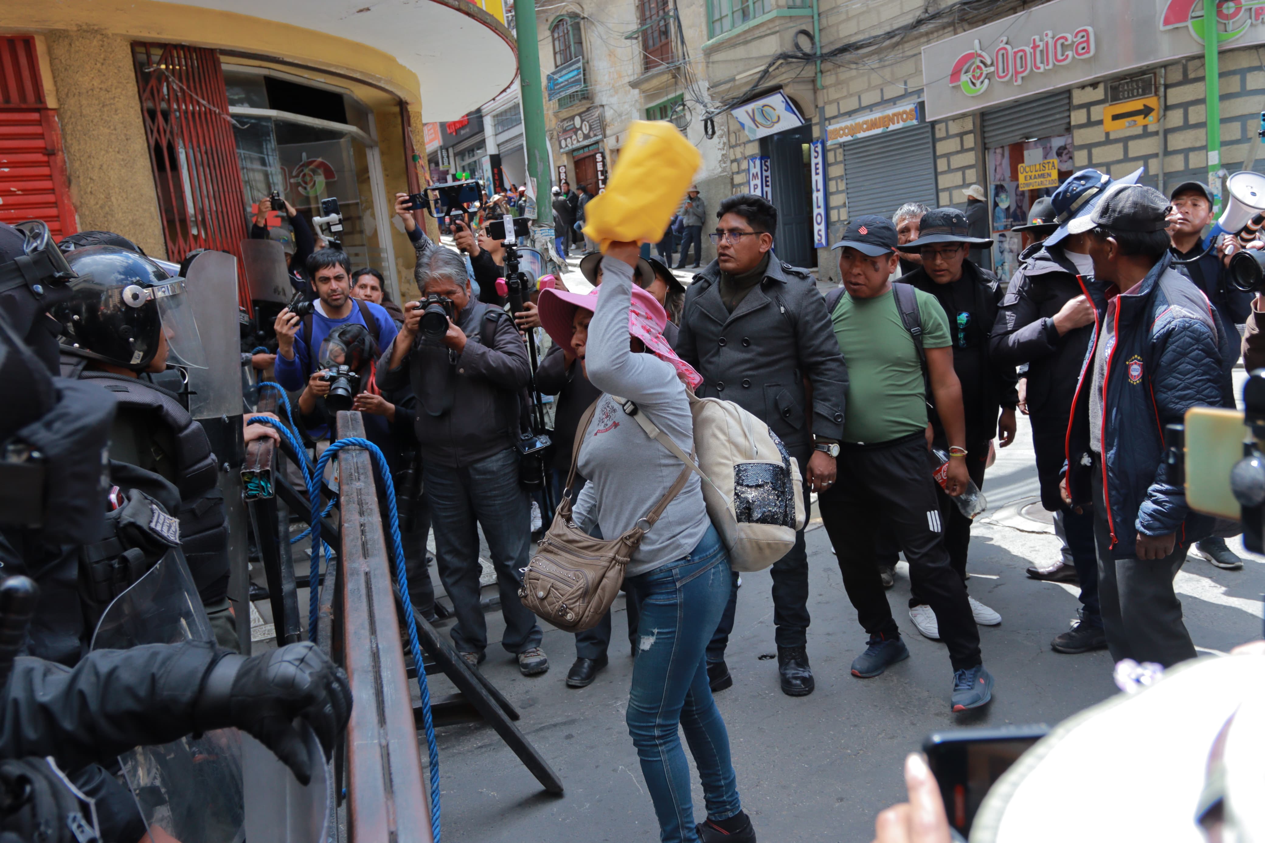 La marcha de la Fejuve alteña  intentó ingresar a la plaza Murillo;  dirigencia entregó pliego petitorio al Gobierno