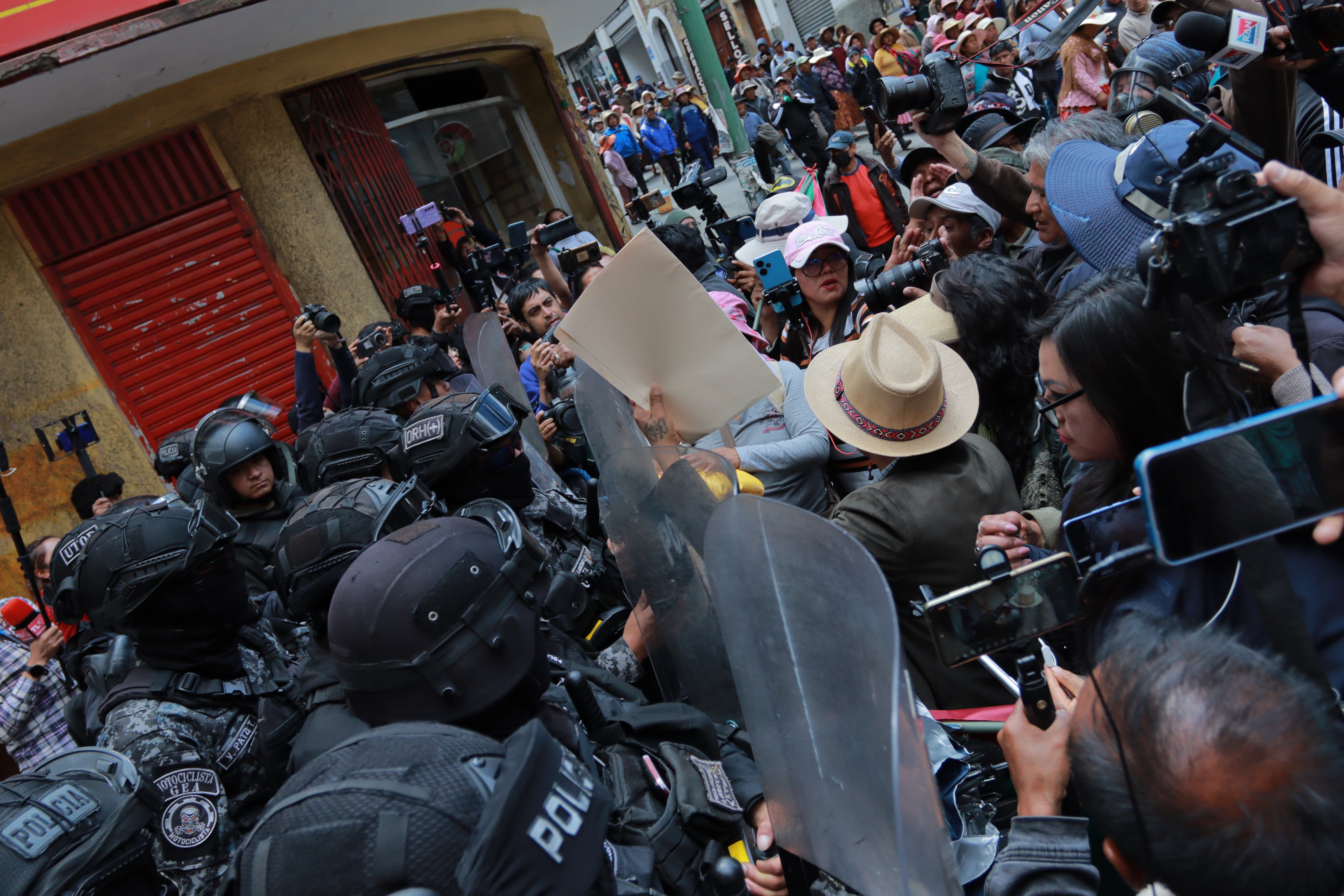 La marcha de la Fejuve alteña  intentó ingresar a la plaza Murillo;  dirigencia entregó pliego petitorio al Gobierno