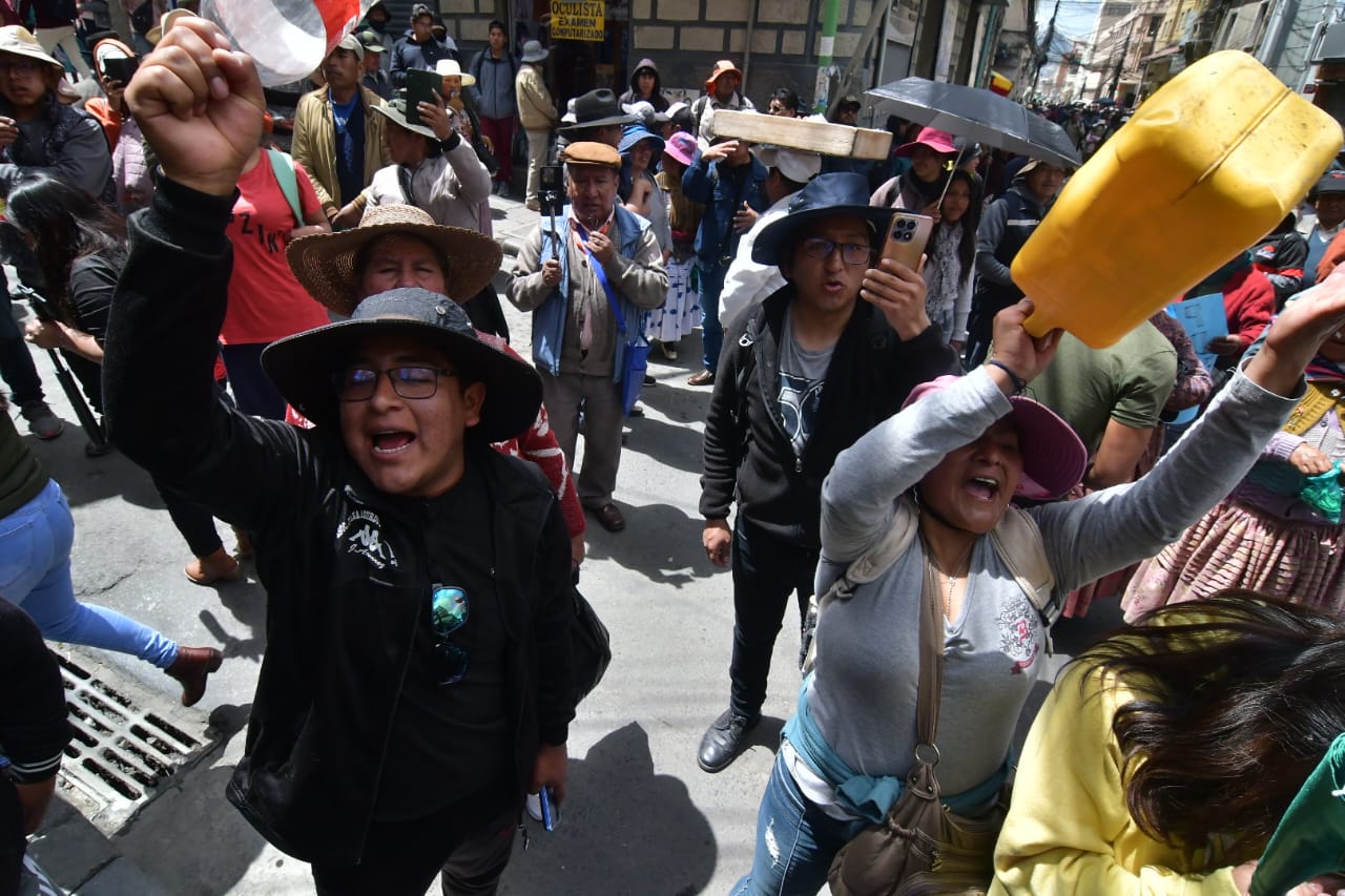 La marcha de la Fejuve alteña  intentó ingresar a la plaza Murillo;  dirigencia entregó pliego petitorio al Gobierno