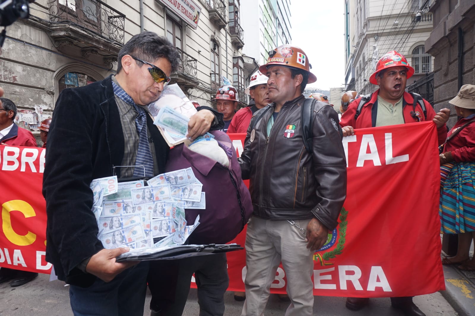Juntas vecinales y fabriles marchan en el centro paceño y causan caos vehicular
