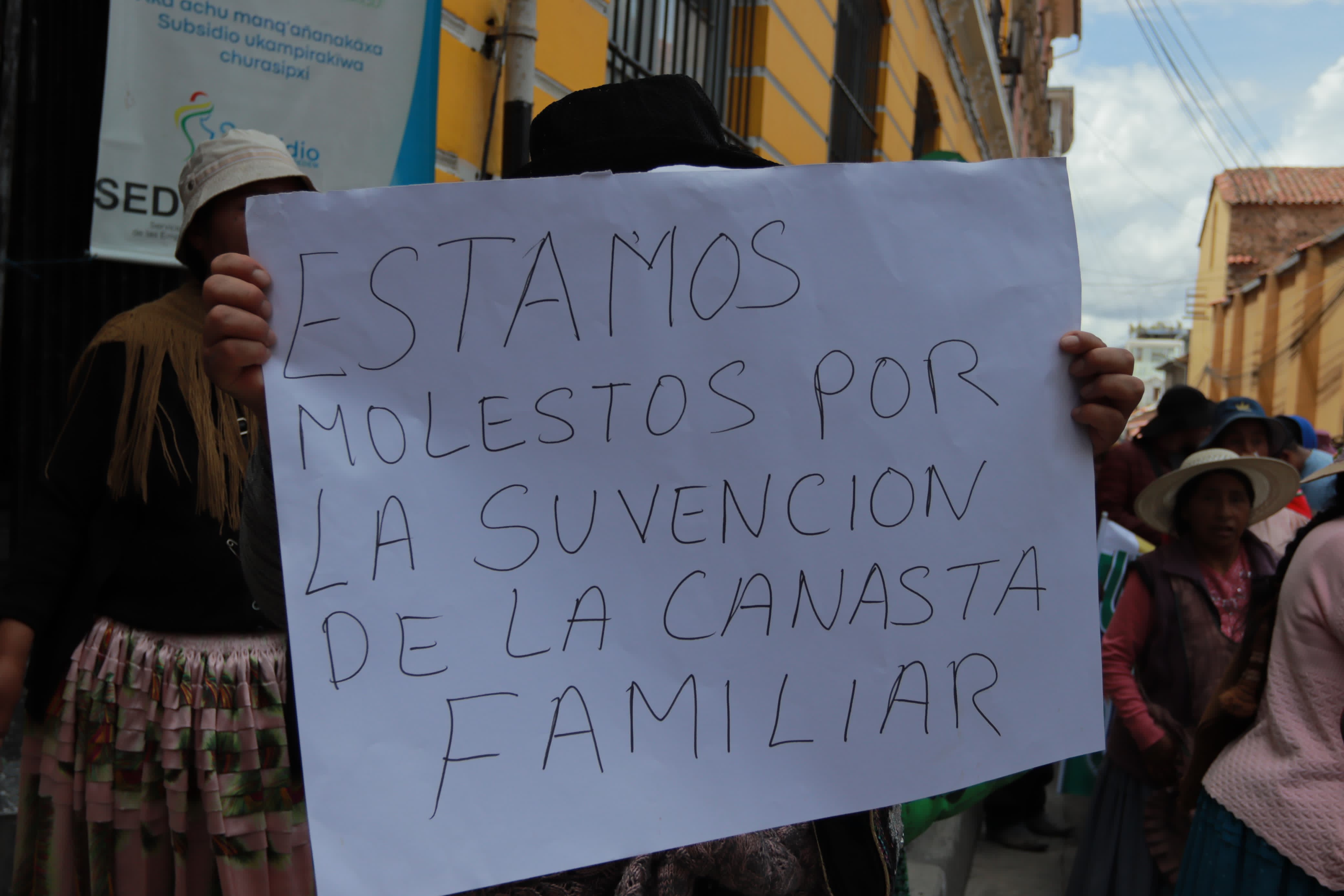 Juntas vecinales y fabriles marchan en el centro paceño y causan caos vehicular