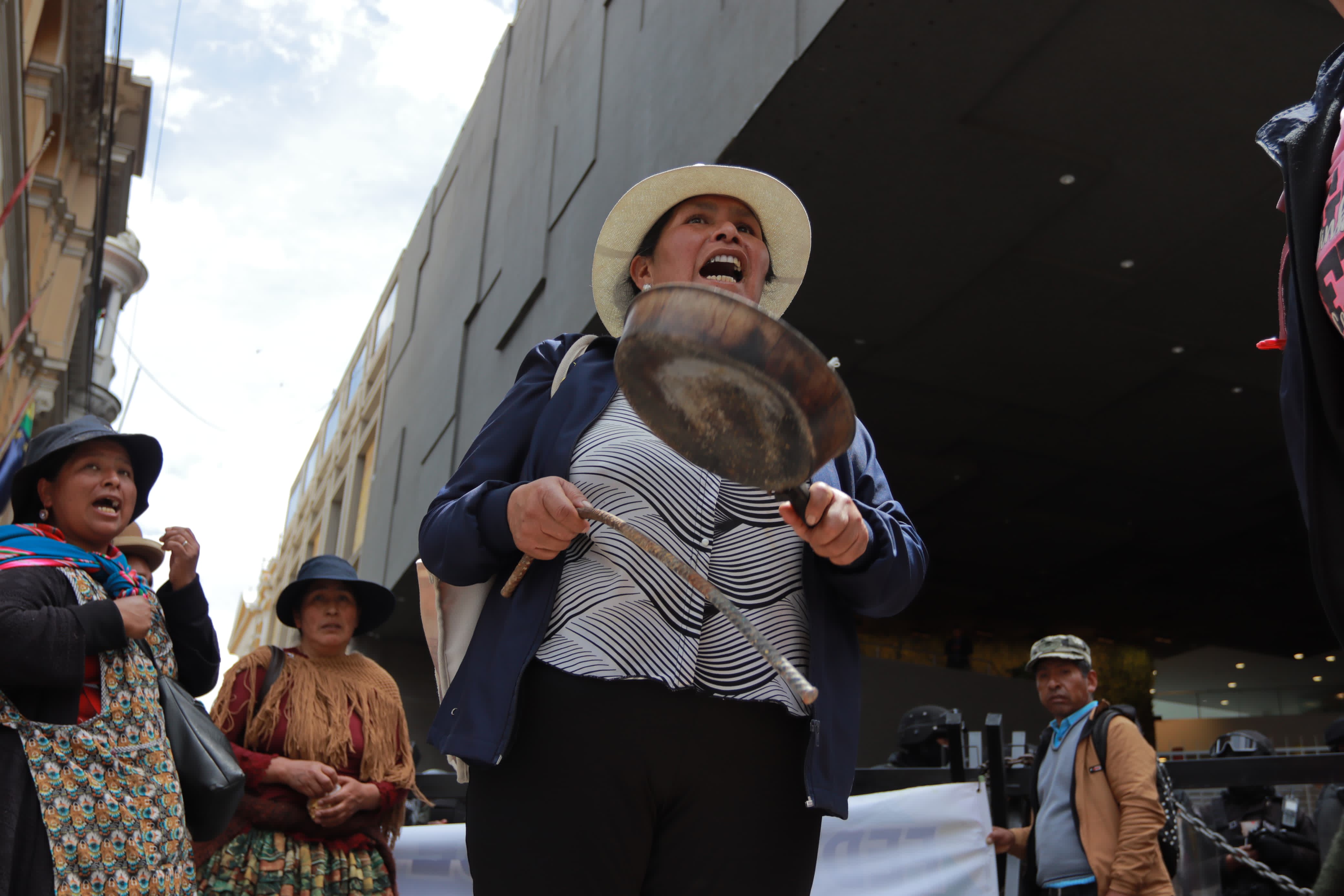 Juntas vecinales y fabriles marchan en el centro paceño y causan caos vehicular