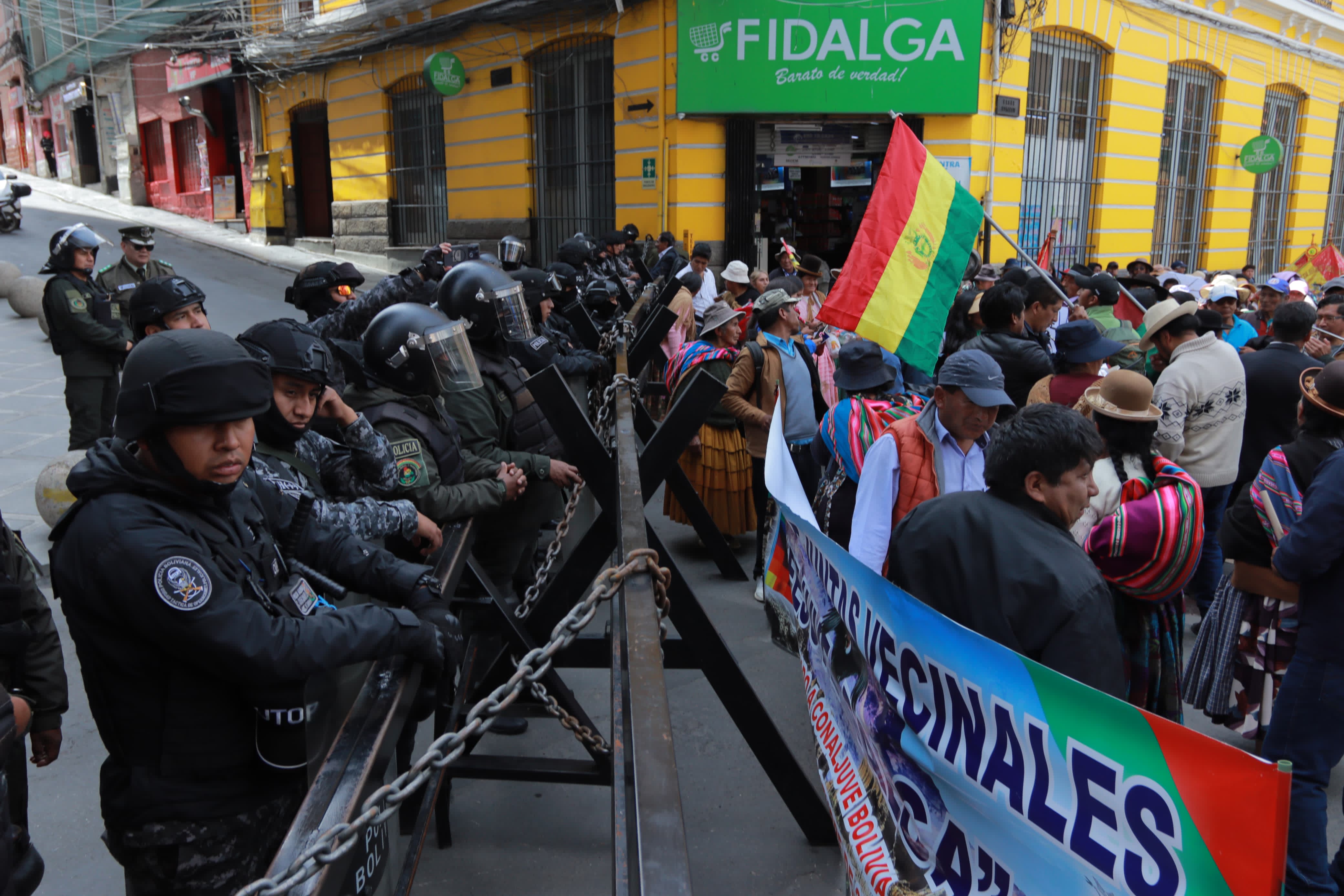 Juntas vecinales y fabriles marchan en el centro paceño y causan caos vehicular