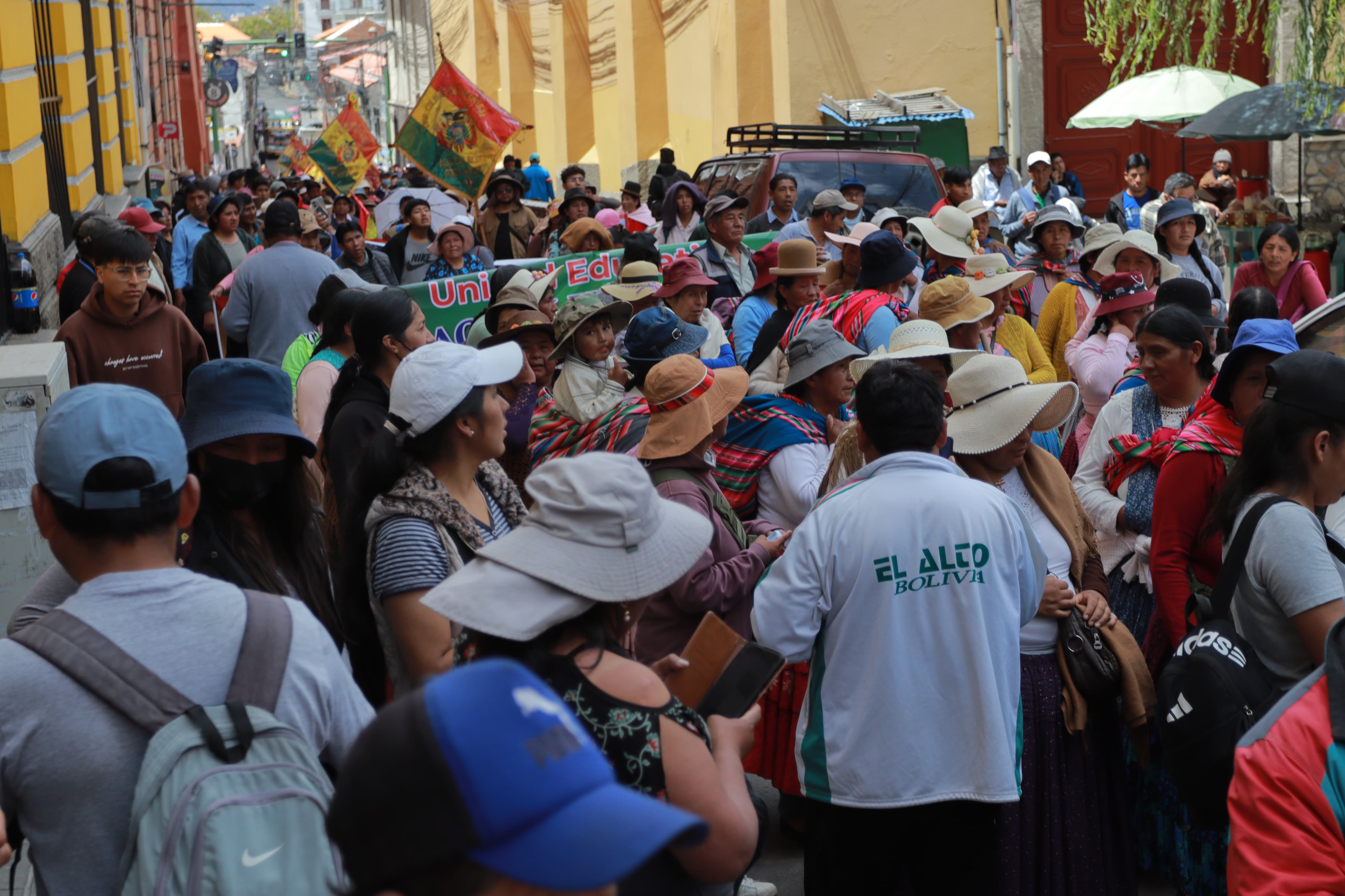 Juntas vecinales y fabriles marchan en el centro paceño y causan caos vehicular