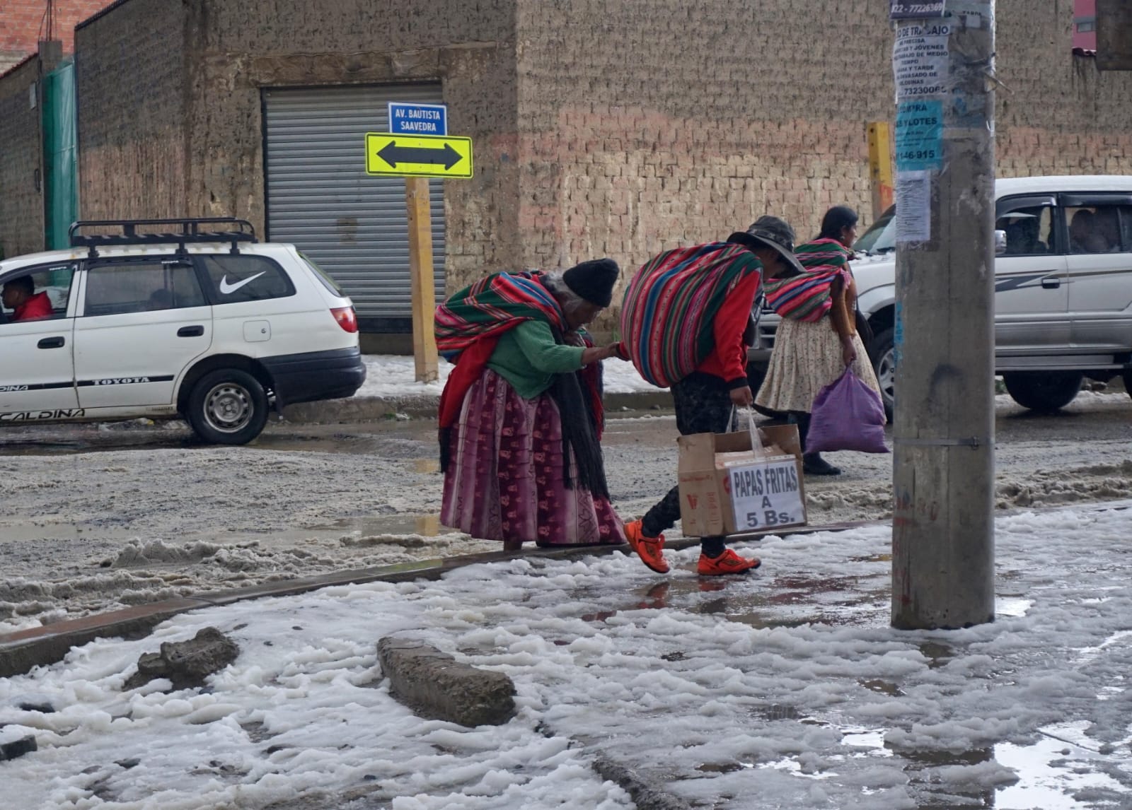 Fuerte granizada sorprende a  vecinos de El Alto y cubre diversas vías 