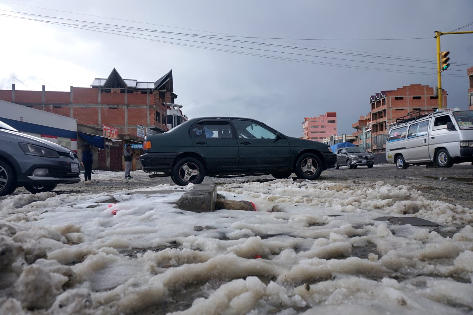 Fuerte granizada sorprende a  vecinos de El Alto y cubre diversas vías 