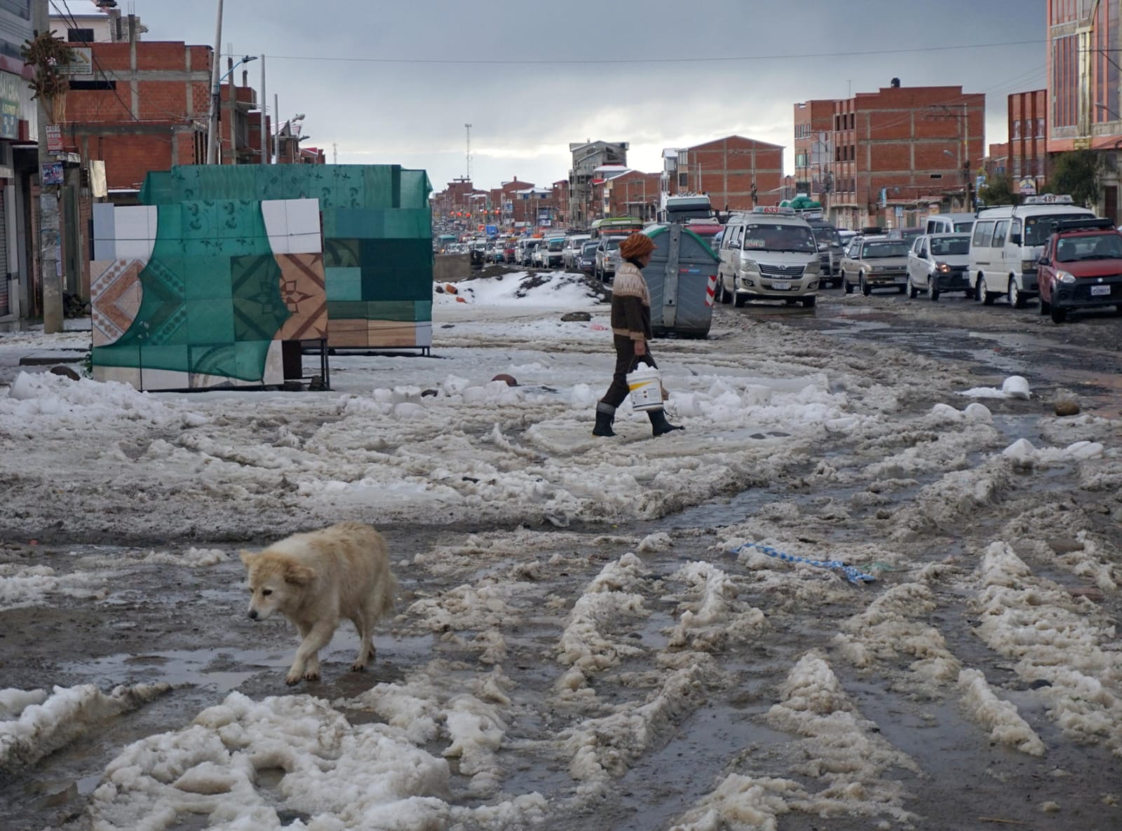 Fuerte granizada sorprende a  vecinos de El Alto y cubre diversas vías 