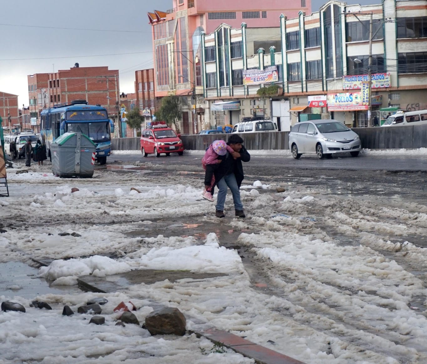 Fuerte granizada sorprende a  vecinos de El Alto y cubre diversas vías 