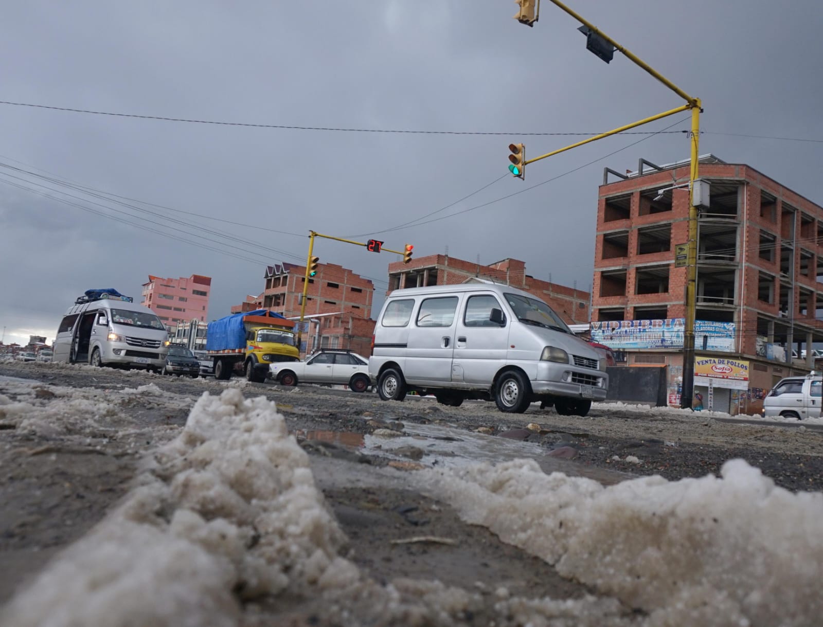 Fuerte granizada sorprende a  vecinos de El Alto y cubre diversas vías 