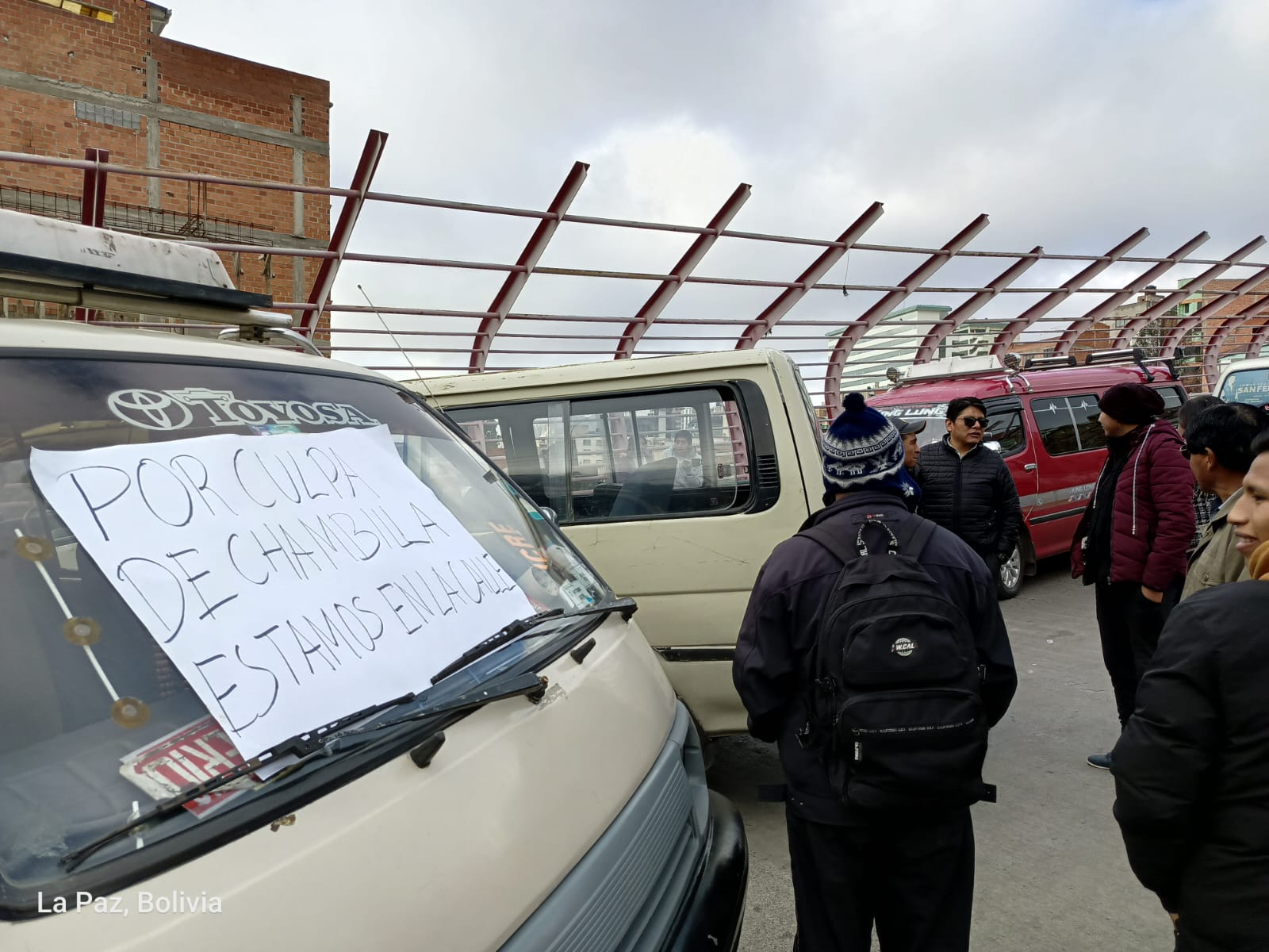 Choferes bloquean desde temprano en La Paz en rechazo a ley que revoca alza de pasajes