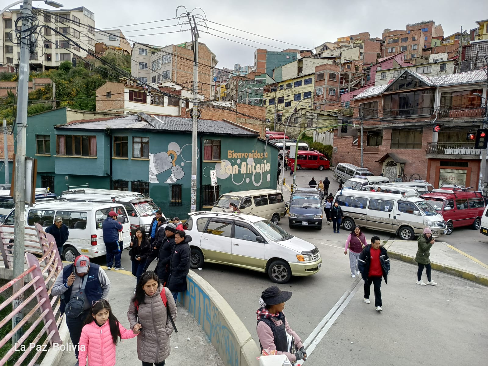 Choferes bloquean desde temprano en La Paz en rechazo a ley que revoca alza de pasajes