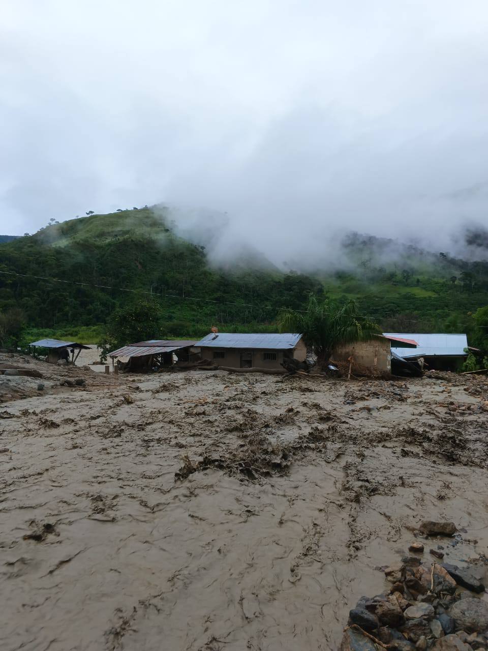 Mazamorra afecta parte de un campamento minero en una comunidad de Apolo