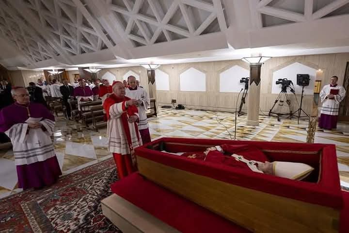 Difunden las primeras imágenes del papa Francisco en el féretro