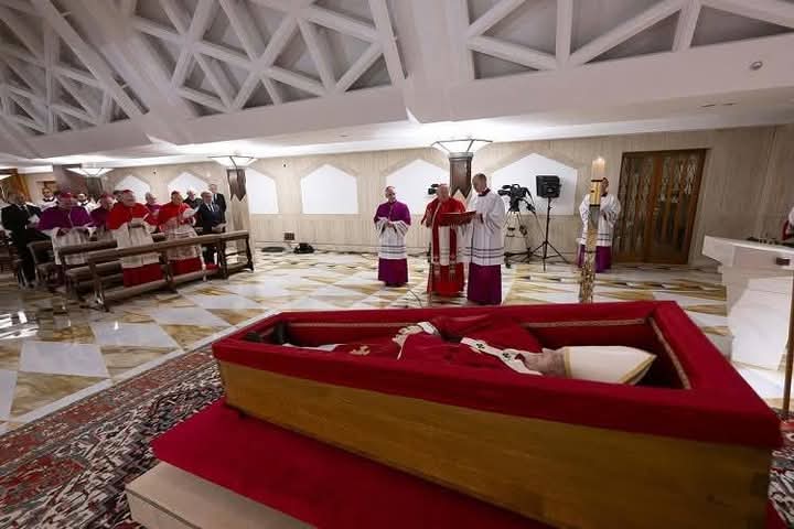 Difunden las primeras imágenes del papa Francisco en el féretro