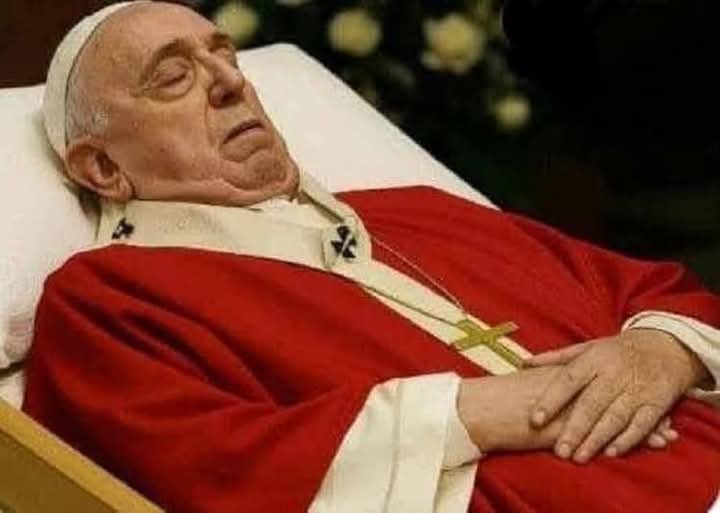 Difunden las primeras imágenes del papa Francisco en el féretro