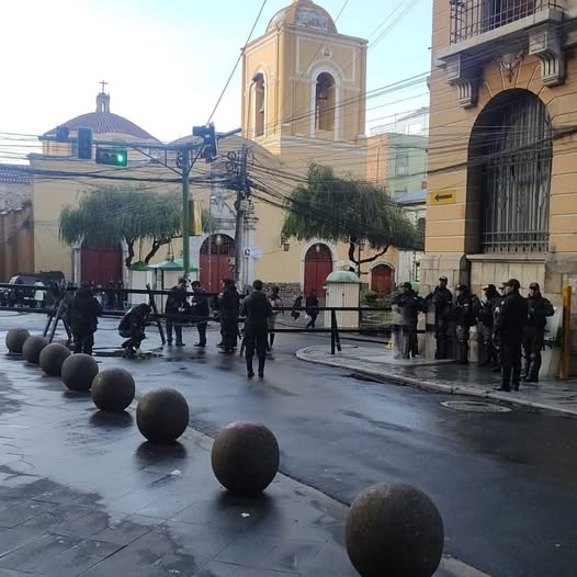 Ante protestas de cooperativistas y Comité Multisectorial, Policía refuerza  control en cercanías de la plaza Murillo