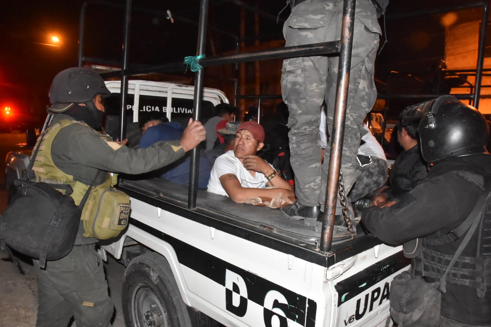 Policías usan gases lacrimógenos y desbloquean puente Khora en Vinto 