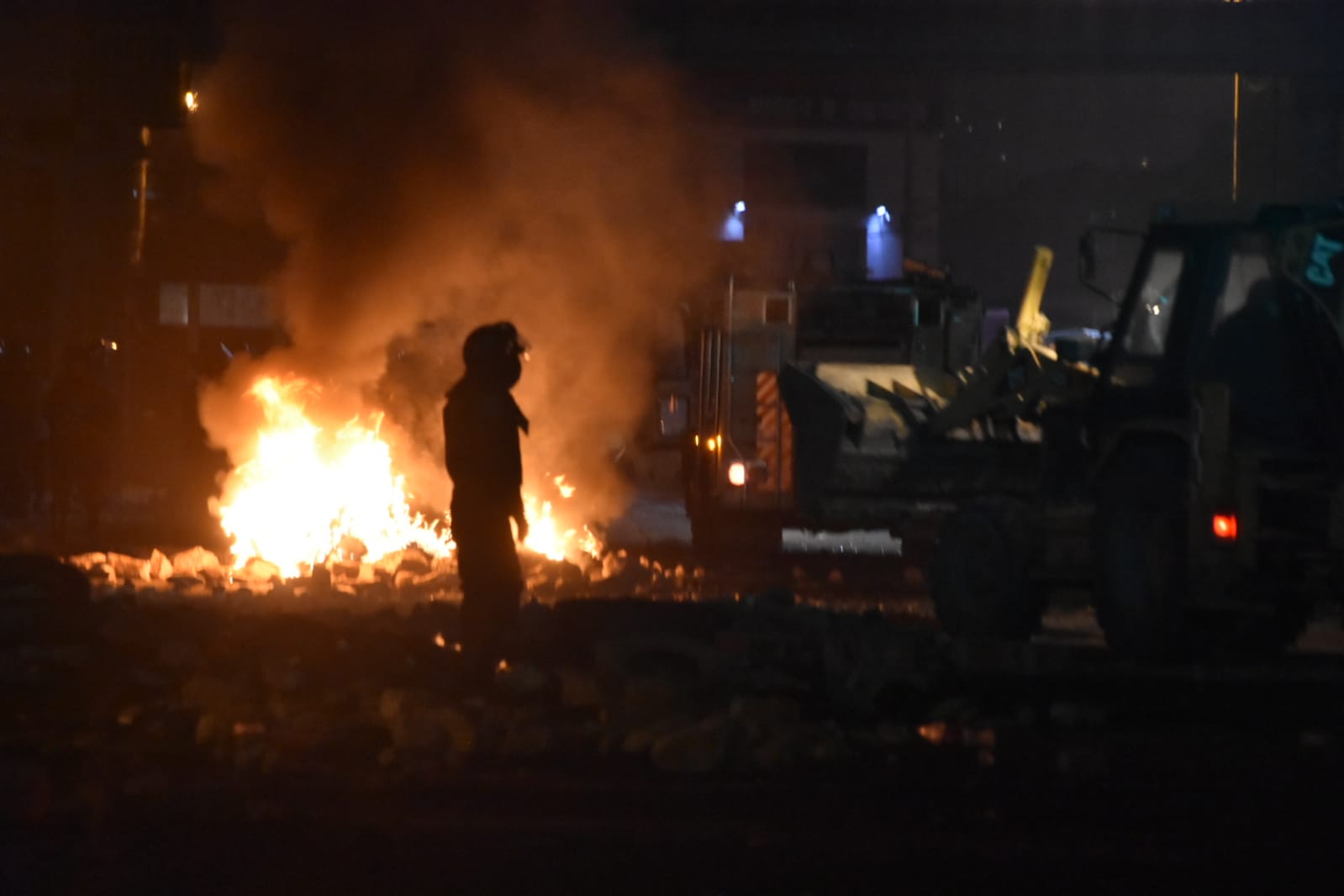 Policías usan gases lacrimógenos y desbloquean puente Khora en Vinto 