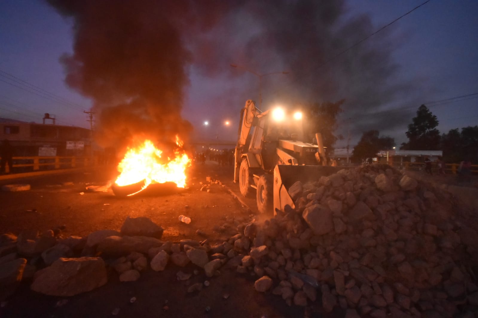Policías usan gases lacrimógenos y desbloquean puente Khora en Vinto 