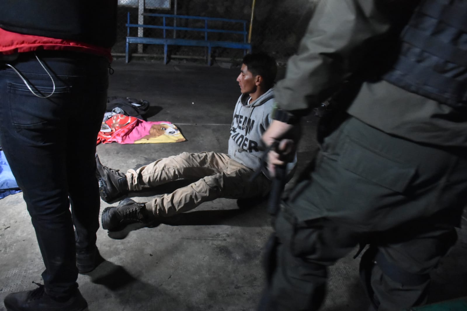 Policías usan gases lacrimógenos y desbloquean puente Khora en Vinto 