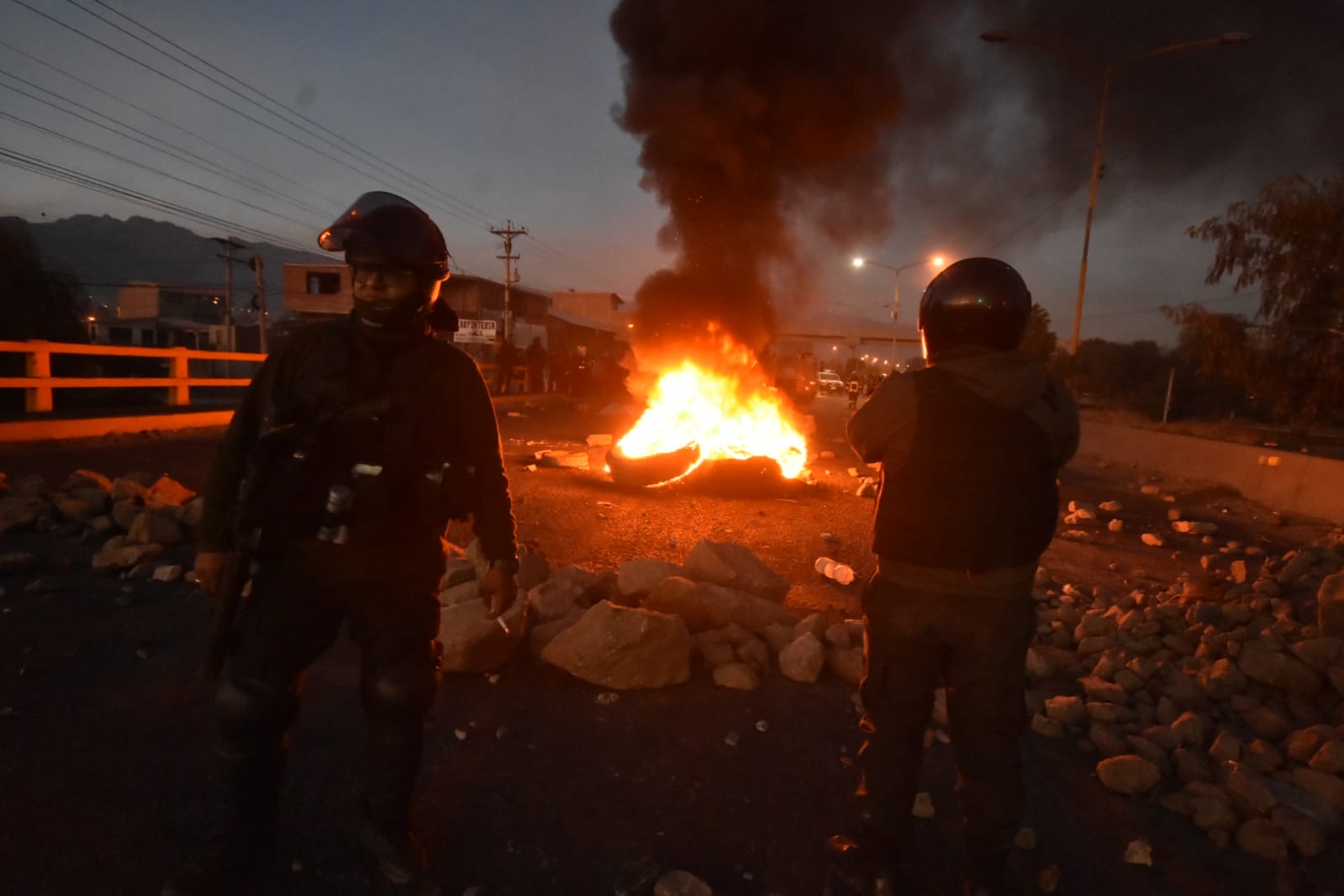 Policías usan gases lacrimógenos y desbloquean puente Khora en Vinto 