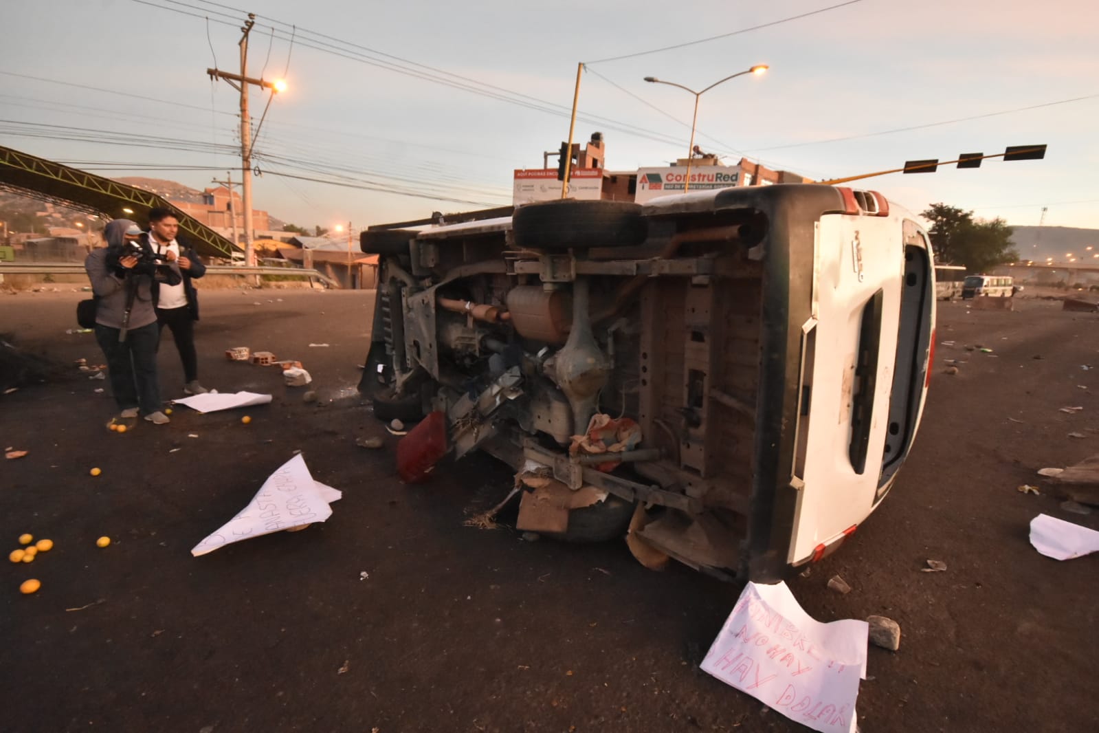 Policías usan gases lacrimógenos y desbloquean puente Khora en Vinto 