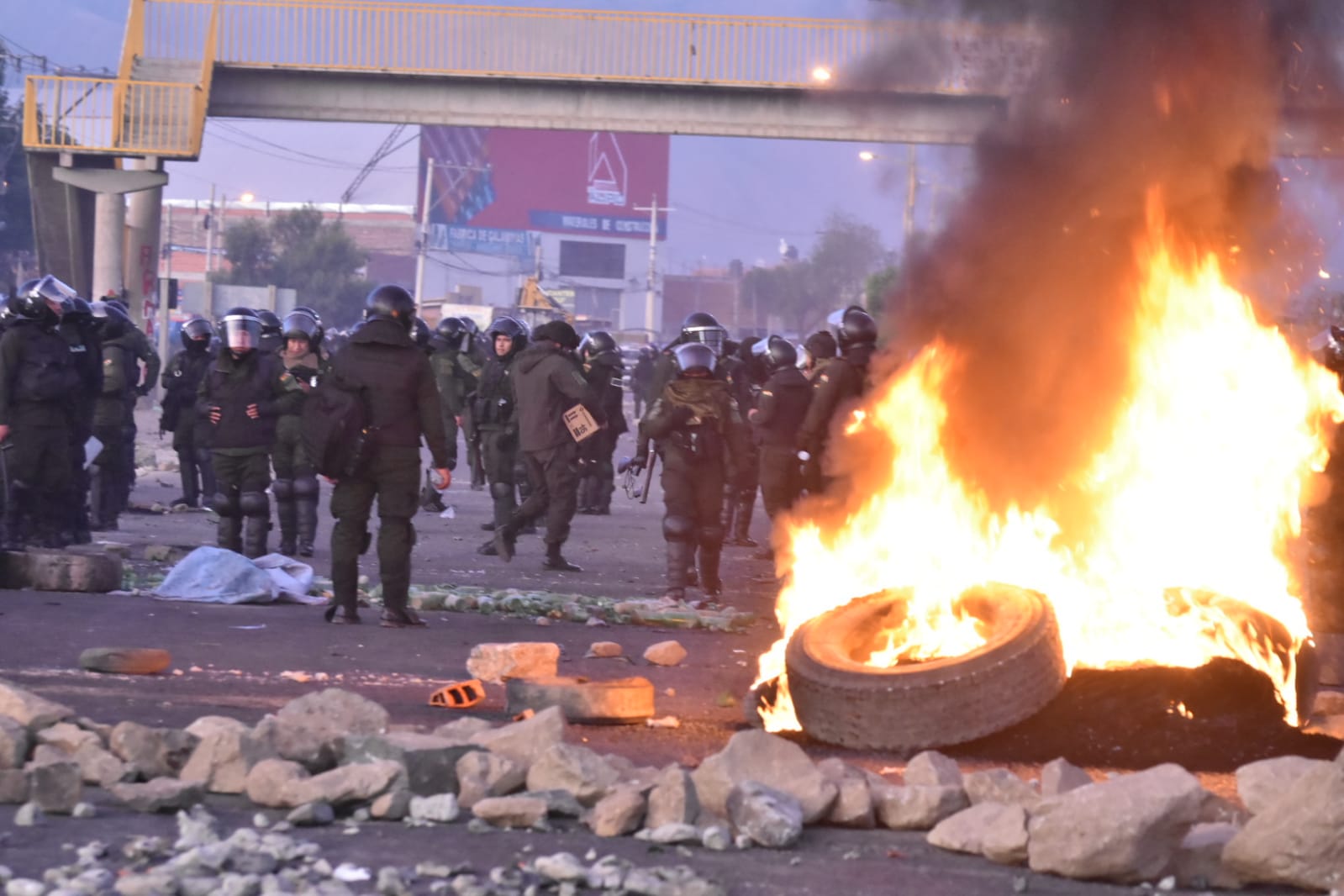 Policías usan gases lacrimógenos y desbloquean puente Khora en Vinto 