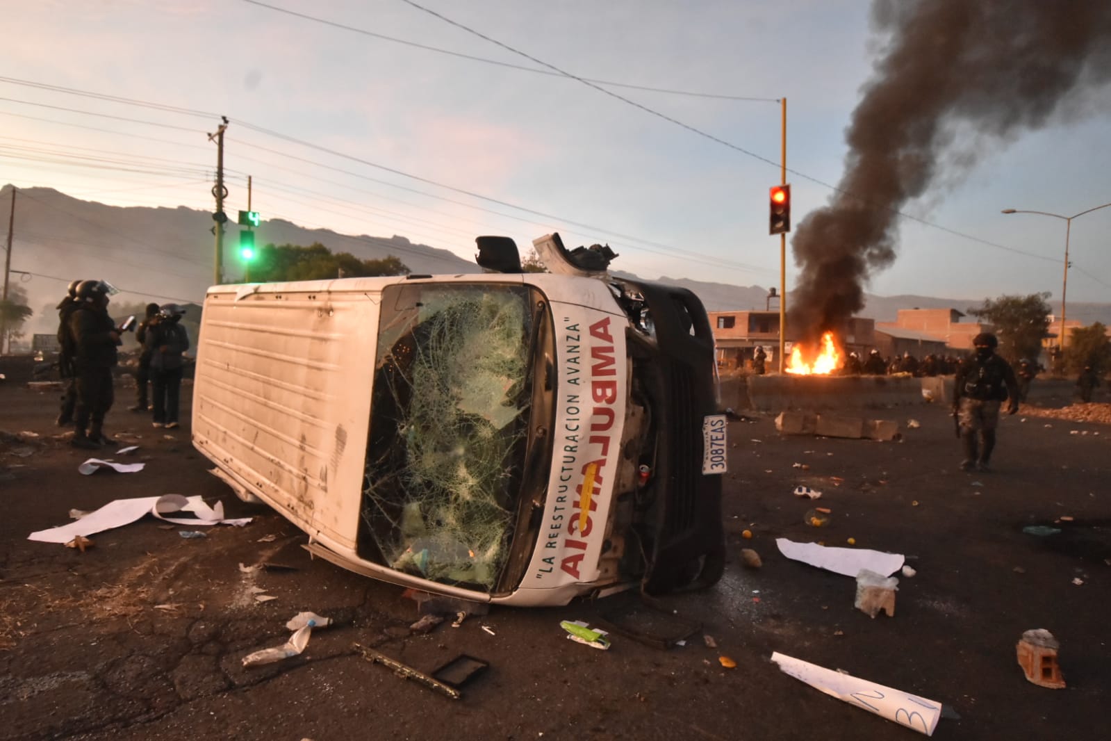 Policías usan gases lacrimógenos y desbloquean puente Khora en Vinto 