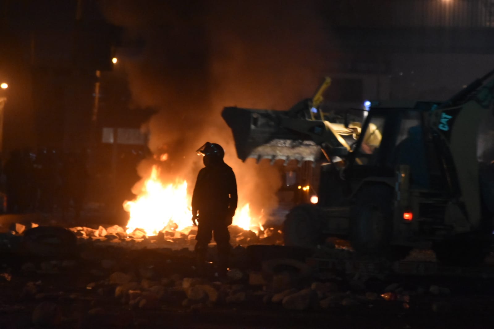 Policías usan gases lacrimógenos y desbloquean puente Khora en Vinto 