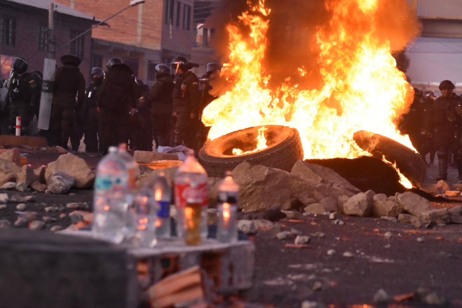 Policías usan gases lacrimógenos y desbloquean puente Khora en Vinto 