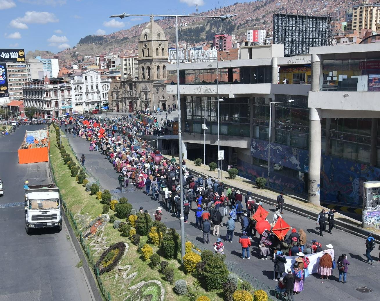 Campesinos, gremiales y comerciantes de pollo marchan y colapsan el centro de La Paz