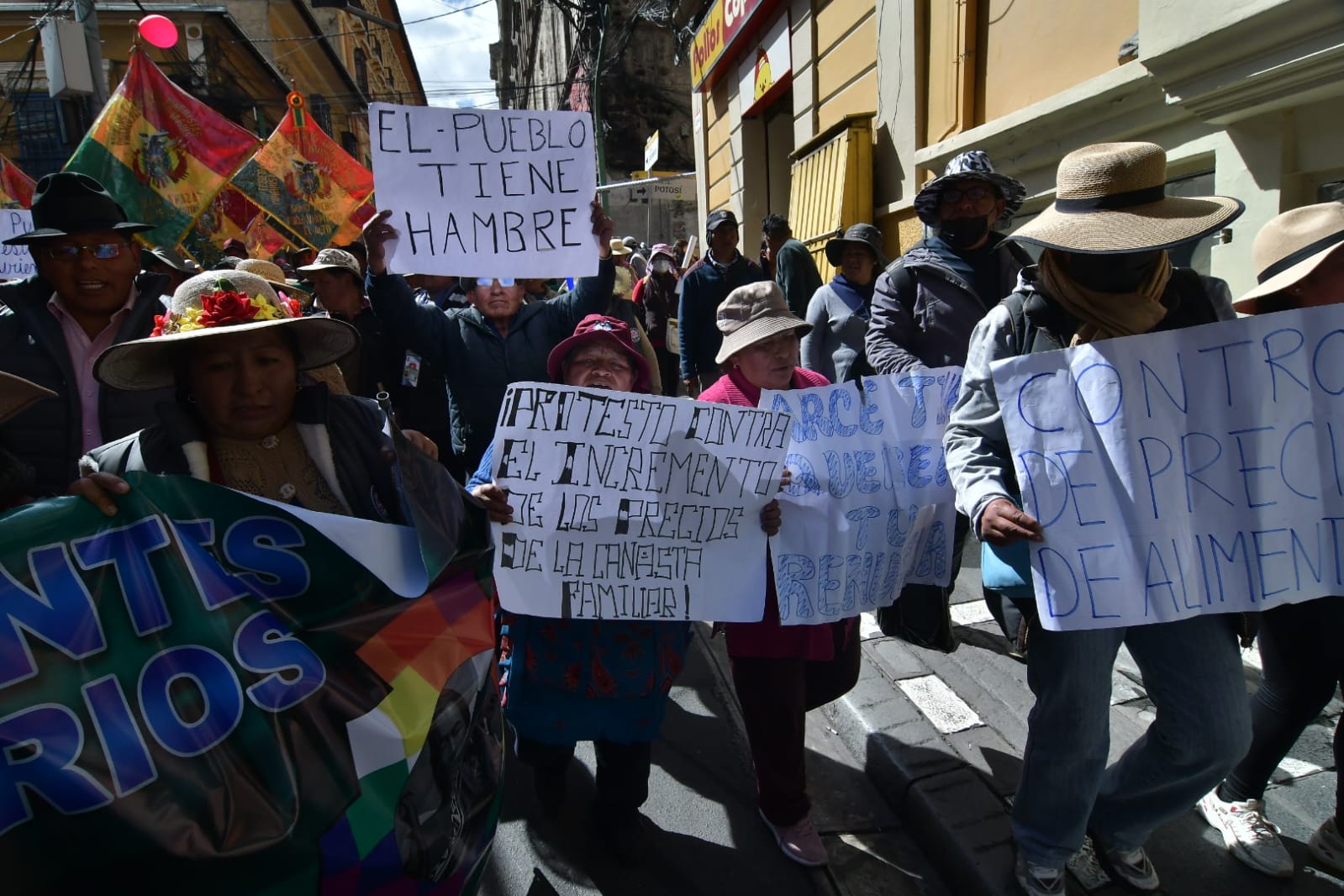 Campesinos, gremiales y comerciantes de pollo marchan y colapsan el centro de La Paz