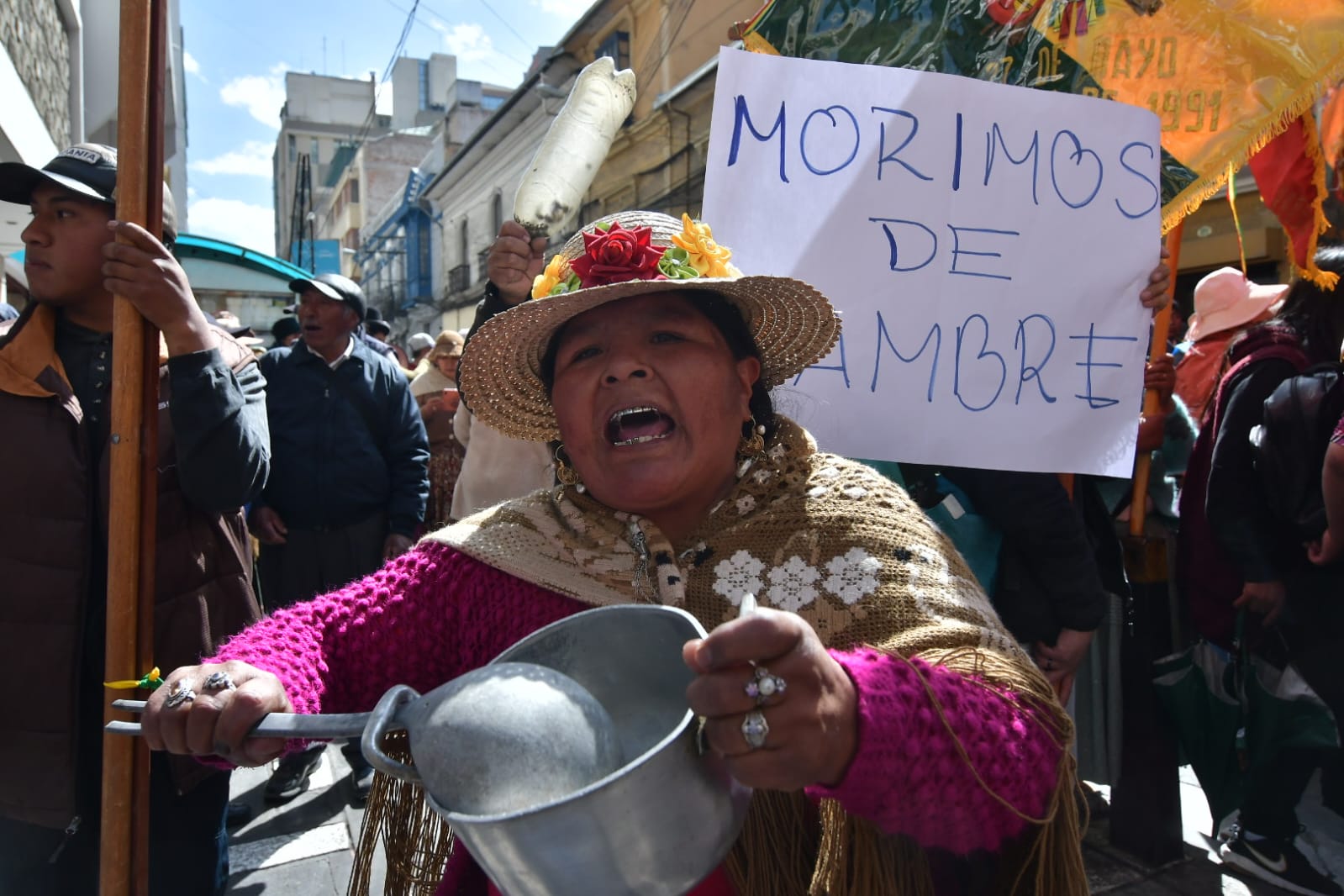 Campesinos, gremiales y comerciantes de pollo marchan y colapsan el centro de La Paz