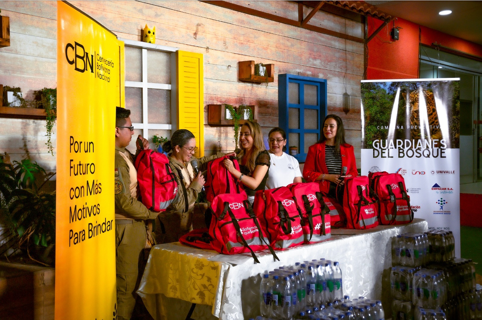  CBN entrega botiquines con más de 4.000 medicamentos a bomberos voluntarios que luchan contra el fuego