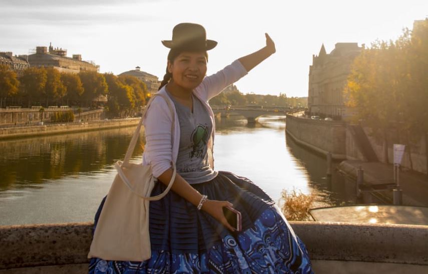 Chola paceña desfila en un salón andino recreado en Francia