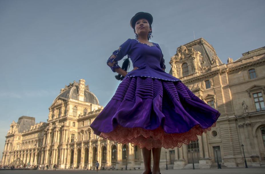 Chola paceña desfila en un salón andino recreado en Francia