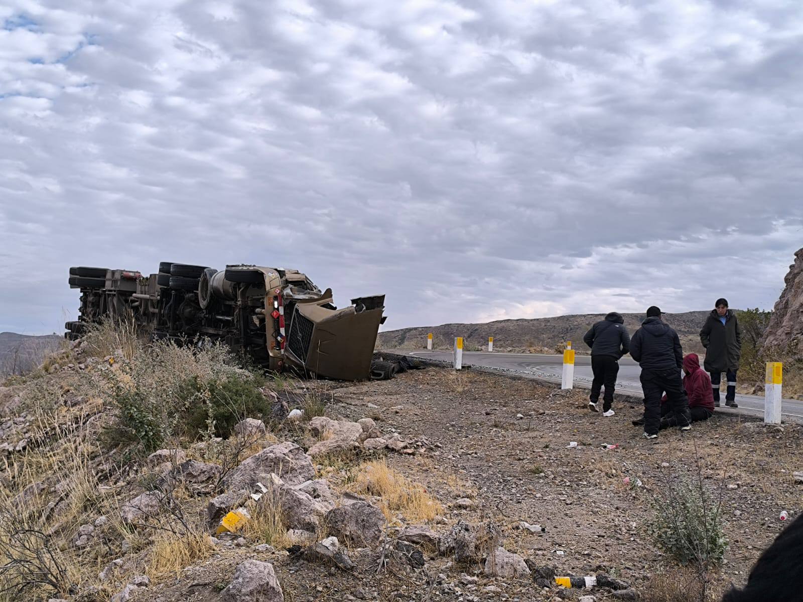 Reportan el vuelco de una cisterna boliviana en la carretera Binacional de Perú; hay un fallecido