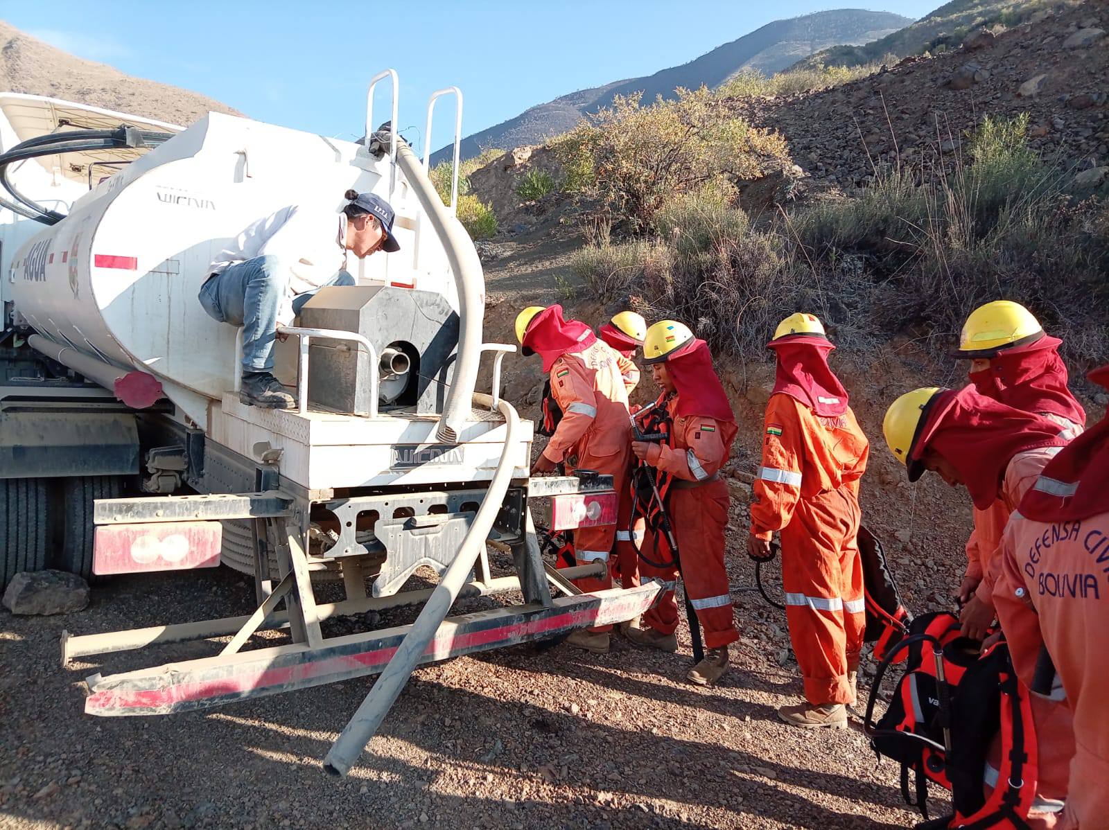 Bomberos forestales y militares sofocan incendio entre Sacaba y Tolata, Cochabamba