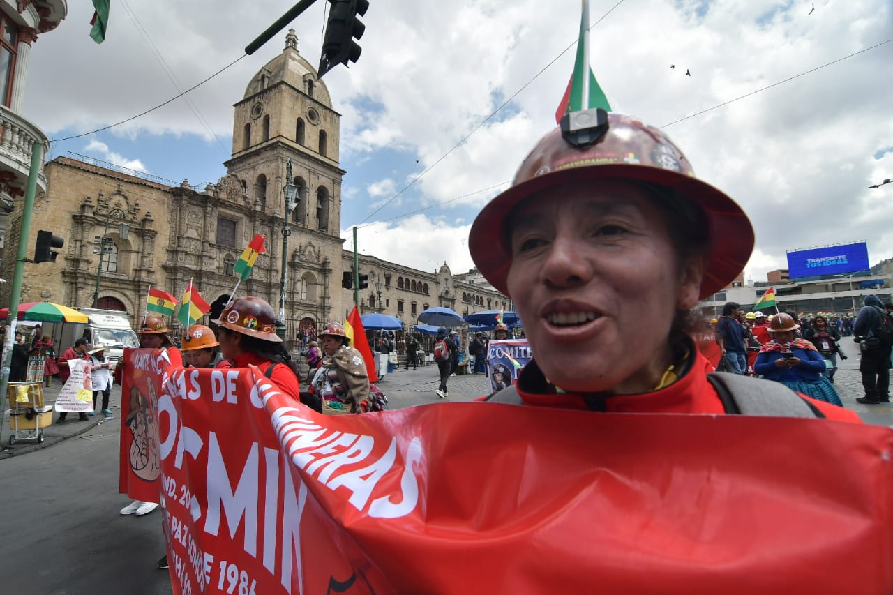 Mineros marchan por el centro paceño en contra de avasallamiento y el robo de minerales
