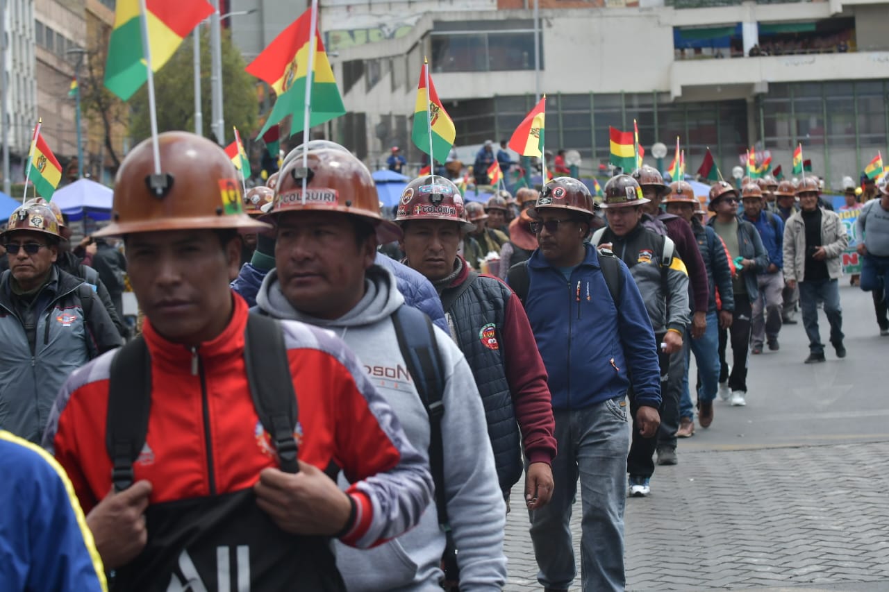 Mineros marchan por el centro paceño en contra de avasallamiento y el robo de minerales