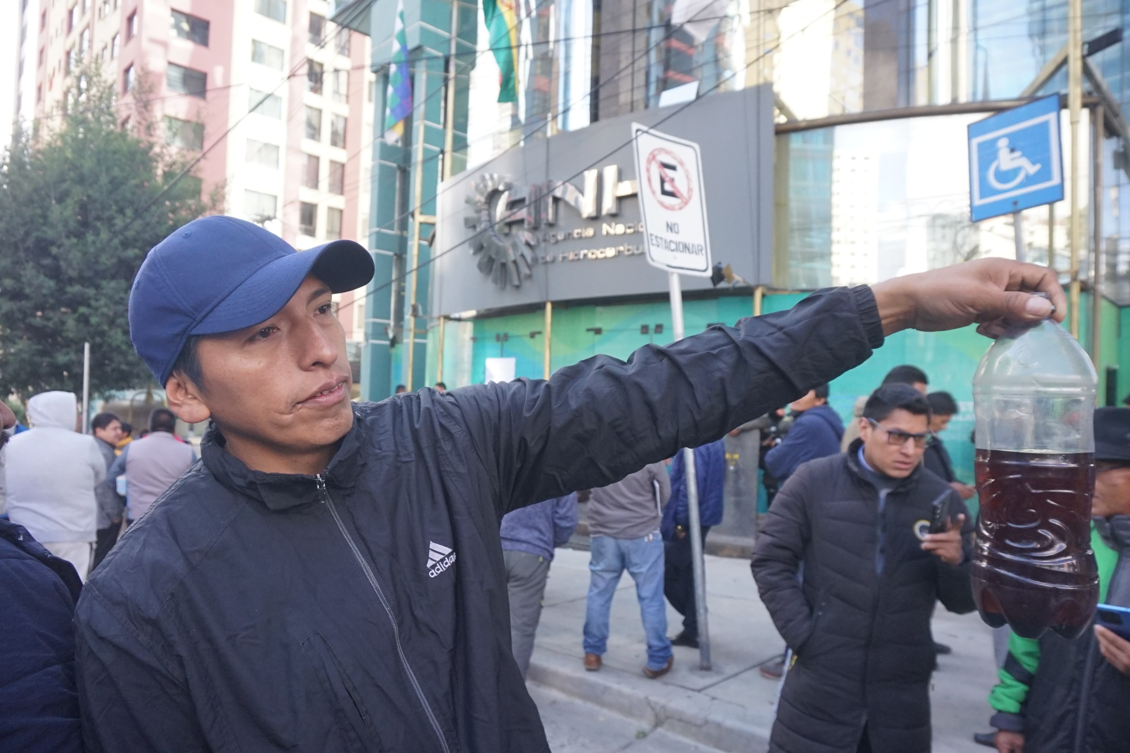 Choferes protestan en la ANH; denuncian mala calidad de combustible