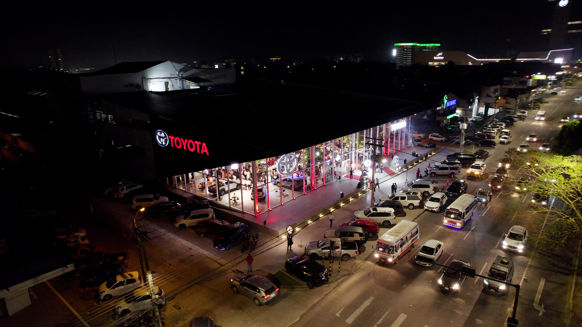 TOYOSA celebra su 44 aniversario inaugurando el showroom más grande de Latinoamérica como regalo para Santa Cruz