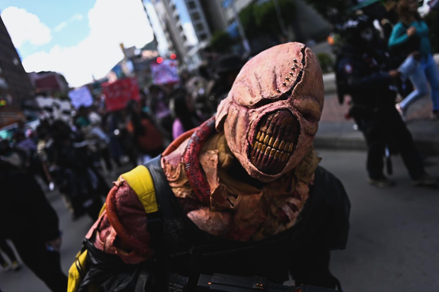 Una “manifestación zombi” recorre el centro de La Paz y protesta contra crisis y corrupción 