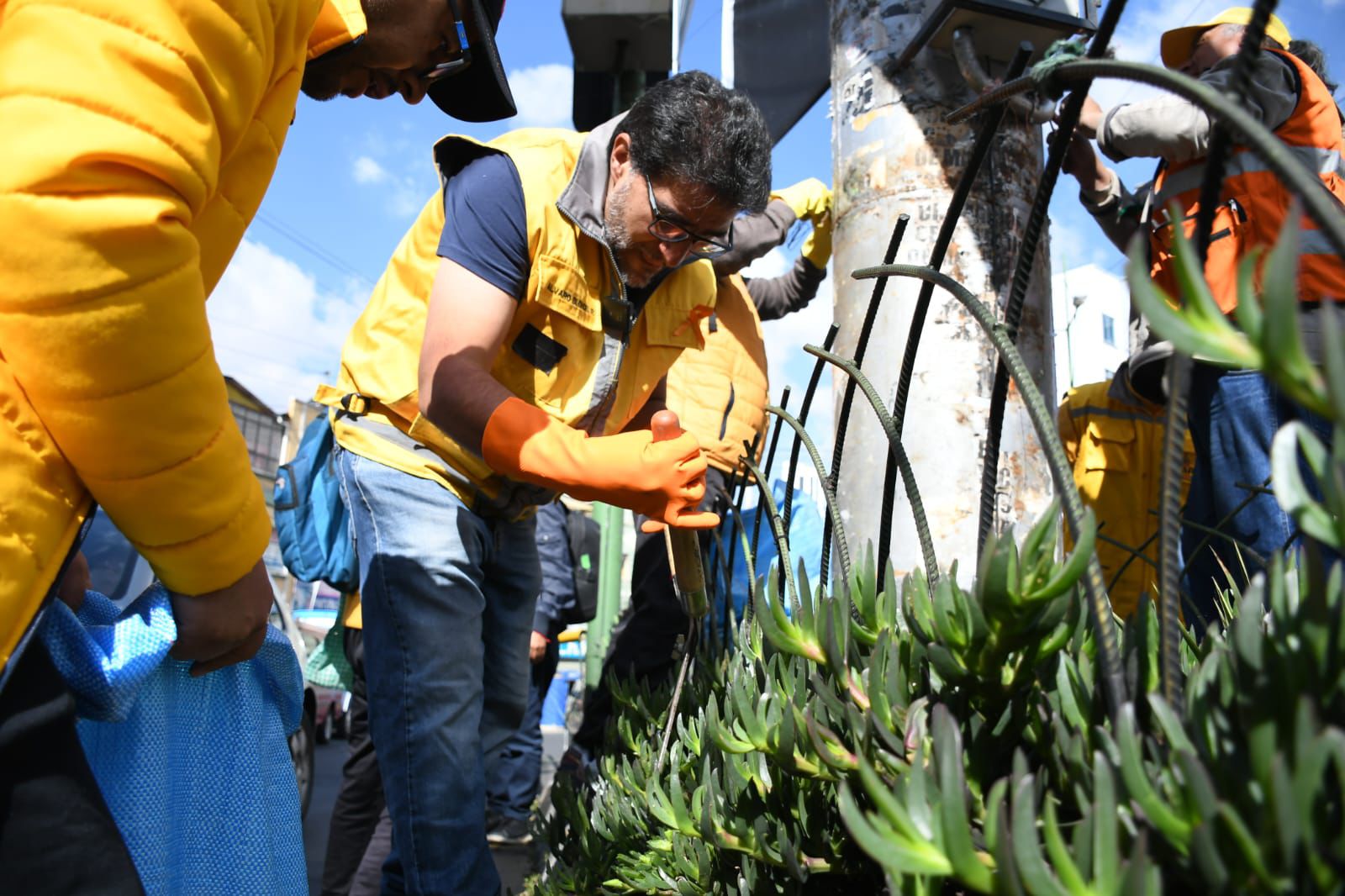 Voluntarios de Sol Bo realizan limpieza en el Cruce de Villas