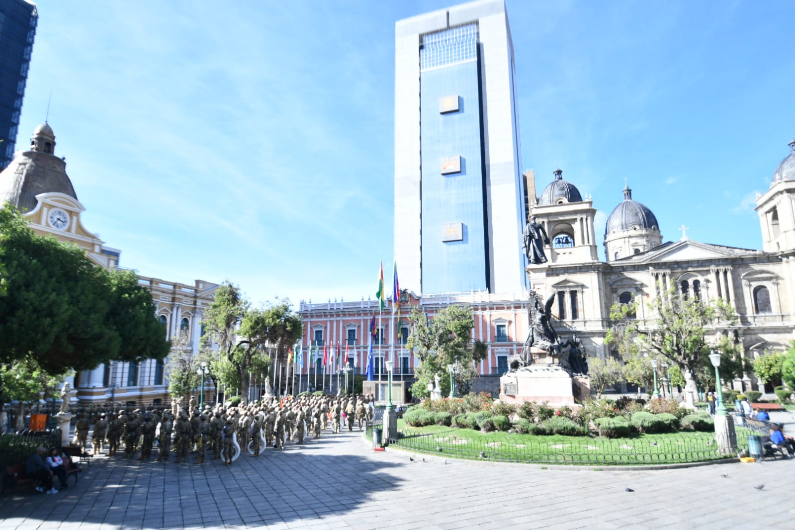 Militares ultiman ensayos en plaza Murillo para la posesión de Paz