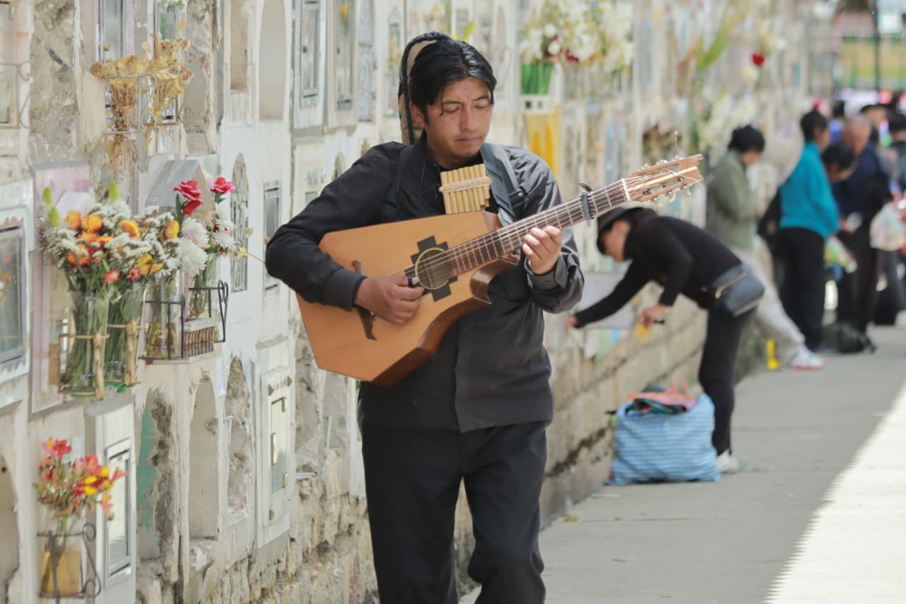 Familias despiden a las almas de los difuntos con altares en cementerios y calles