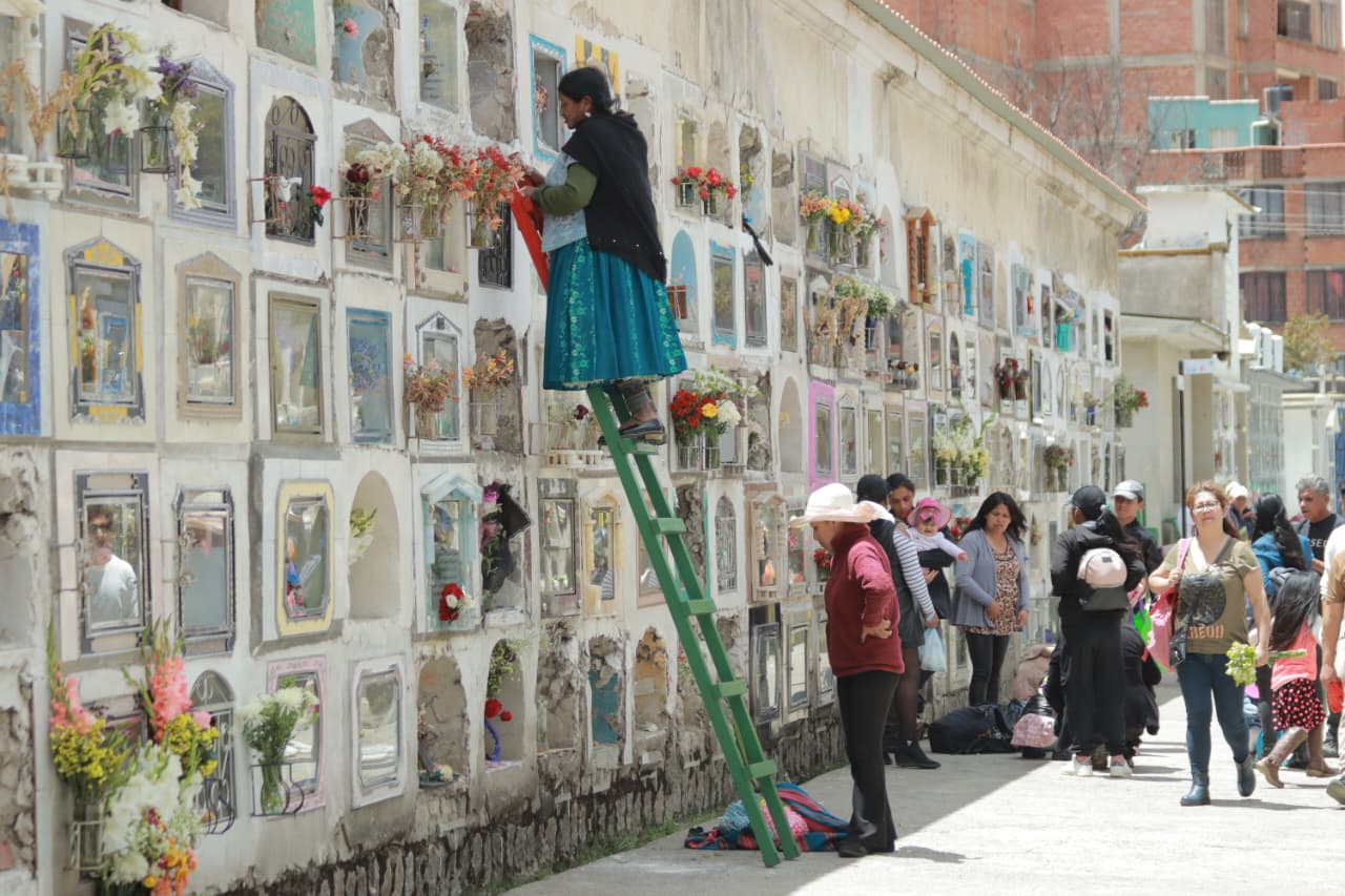 Familias despiden a las almas de los difuntos con altares en cementerios y calles
